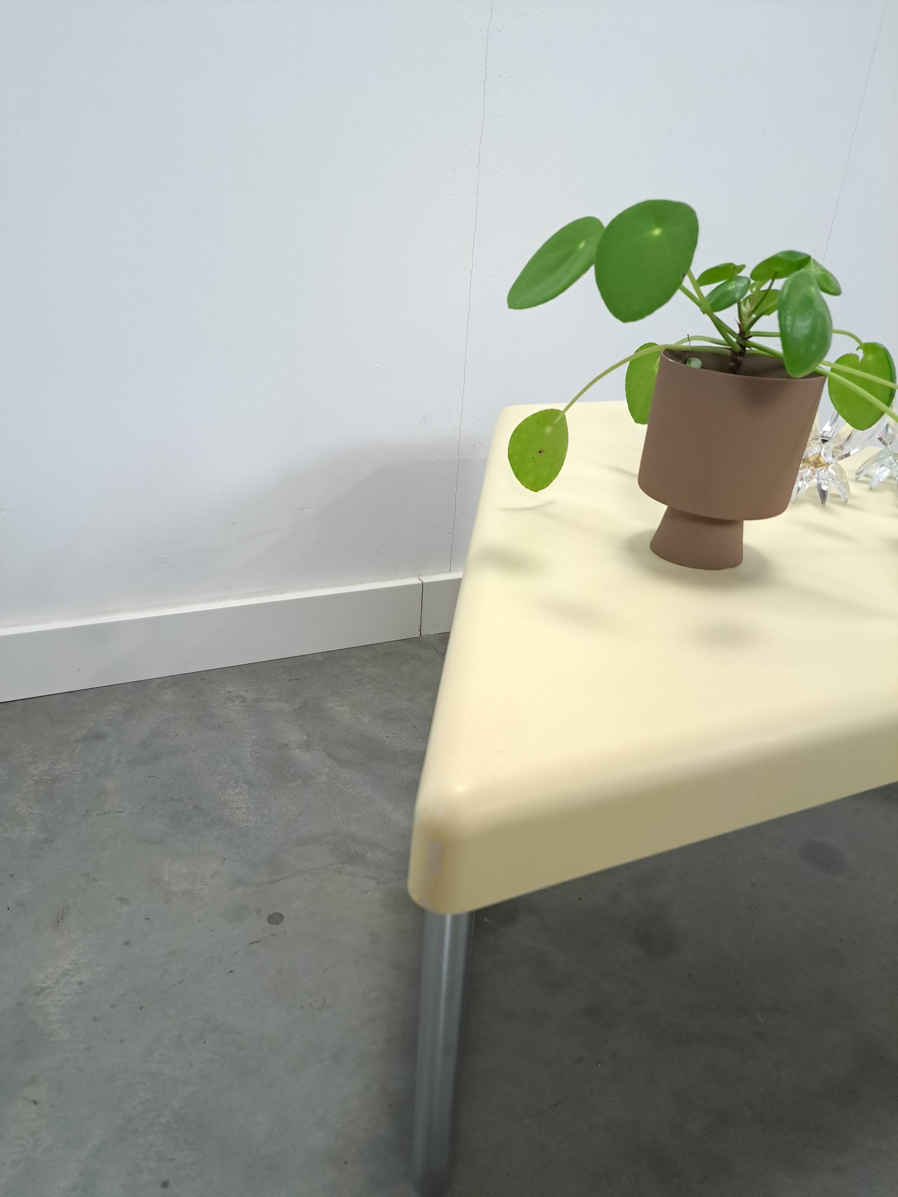 Table en plastique triangulaire de l'ère spatiale avec des pieds en tube chromé.