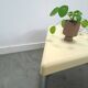 Table en plastique triangulaire de l'ère spatiale avec des pieds en tube chromé.