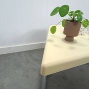 Space age driehoek kunststof tafel met chromen buisframe poten