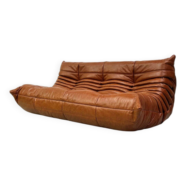 Canapé Togo en cuir cognac attribué à Michel Ducaroy pour Ligne Roset.