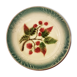 Assiette en faïence ancienne à décor de framboises