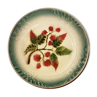 Assiette en faïence ancienne à décor de framboises