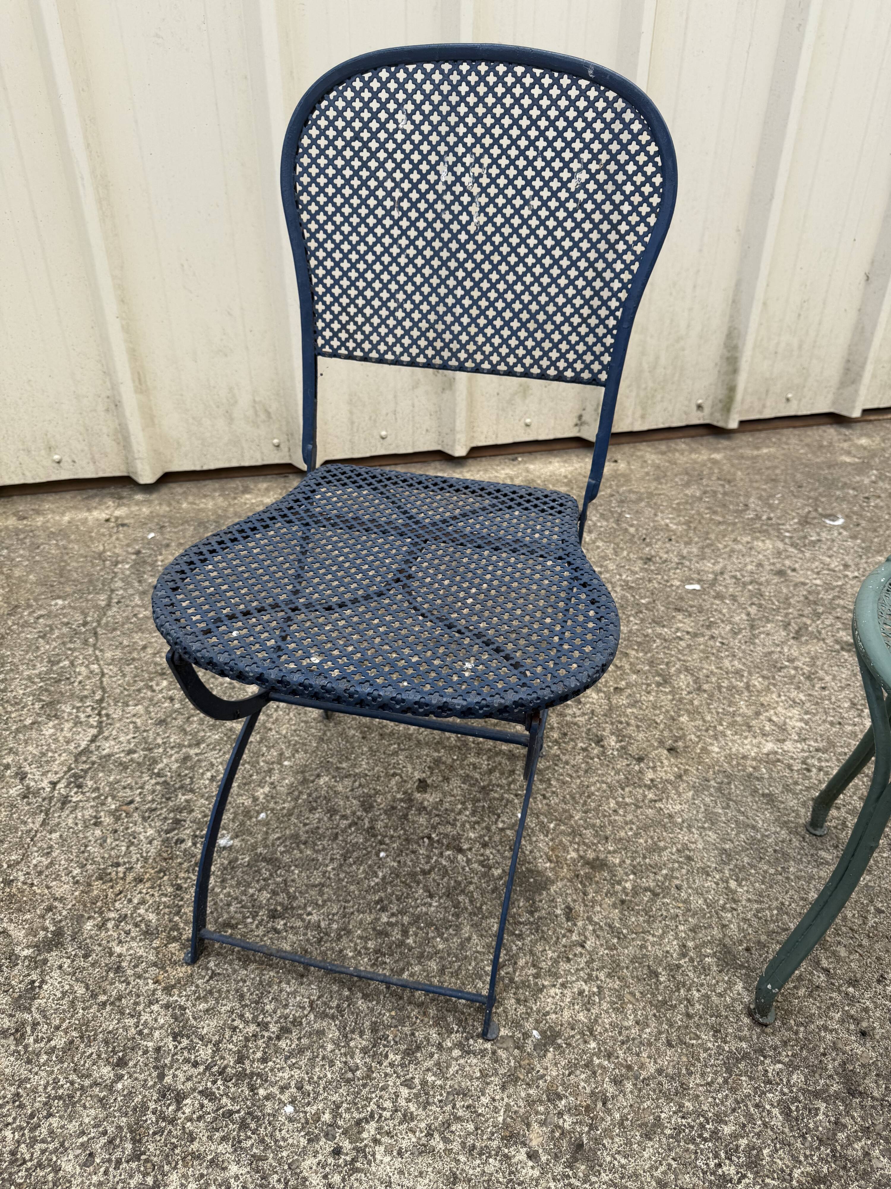 Chaise de jardin en fer forgé bleu