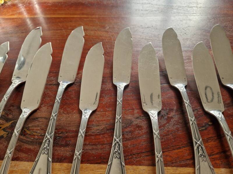 Christofle, Paris - Set of 12 fish knives - crossed ribbons model