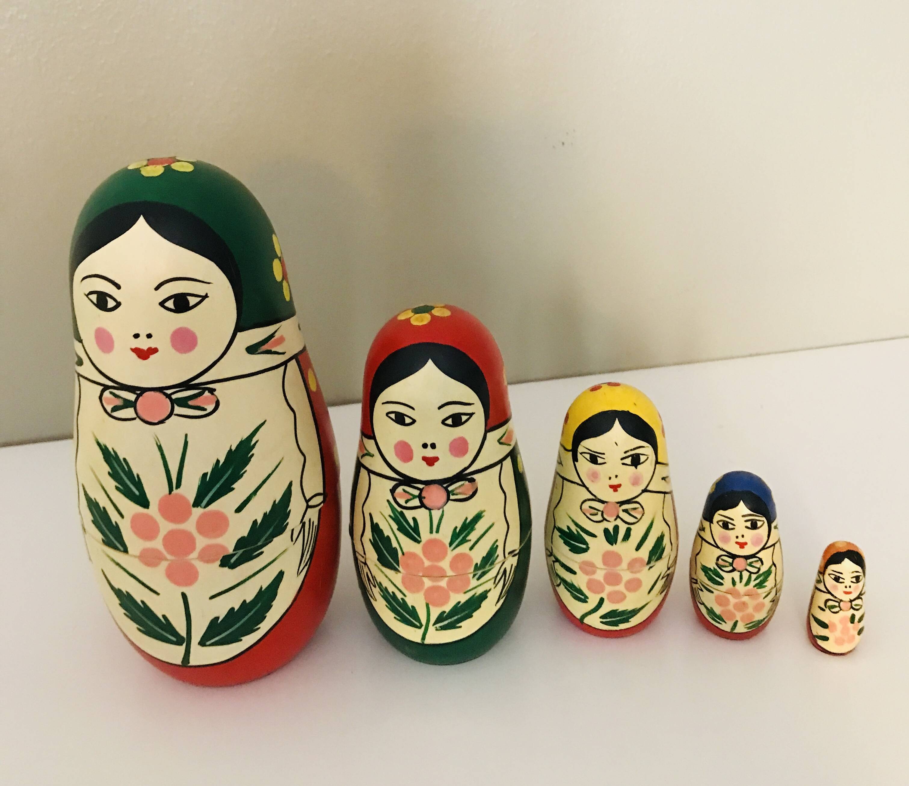 Poupées Russes Matriochkas traditionnelles relookées série de 5