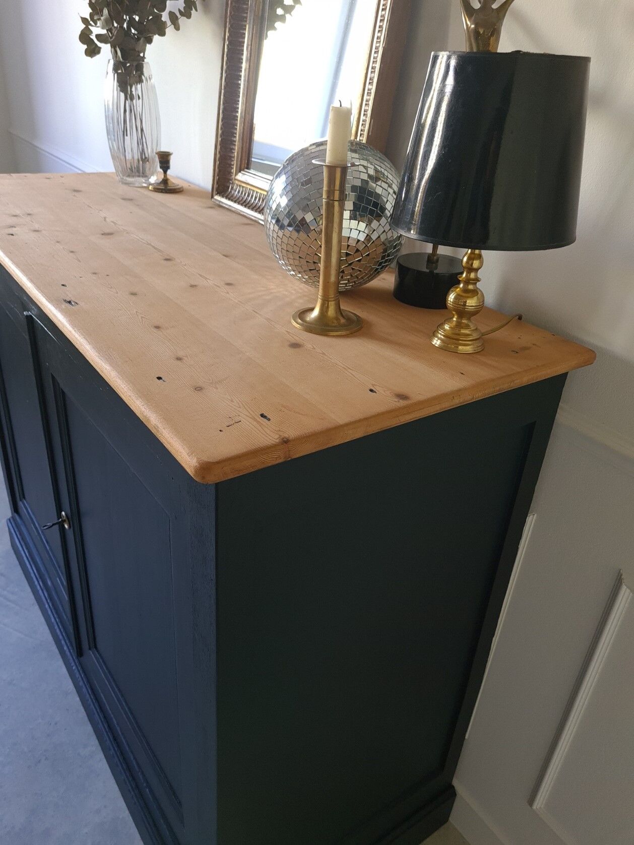 Black Parisian buffet