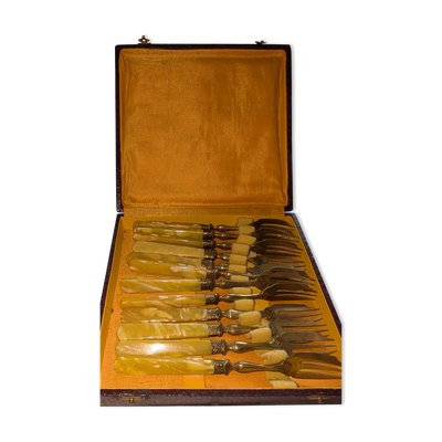 Lot de 12 fourchettes à gâteau métal jaune et bakélite