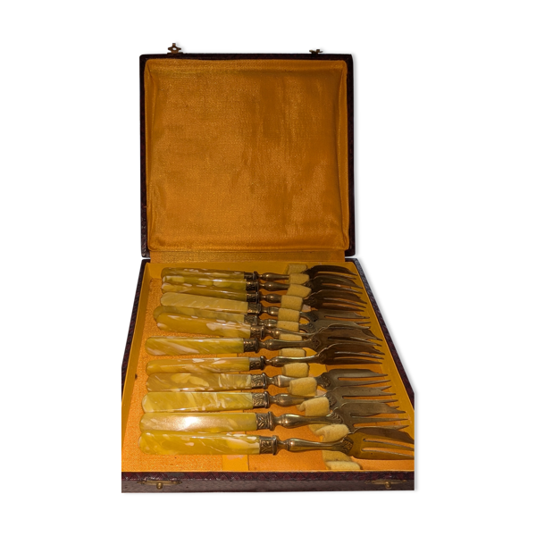 Lot de 12 fourchettes à gâteau métal jaune et bakélite