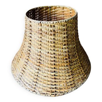 Rattan lampshade suspension