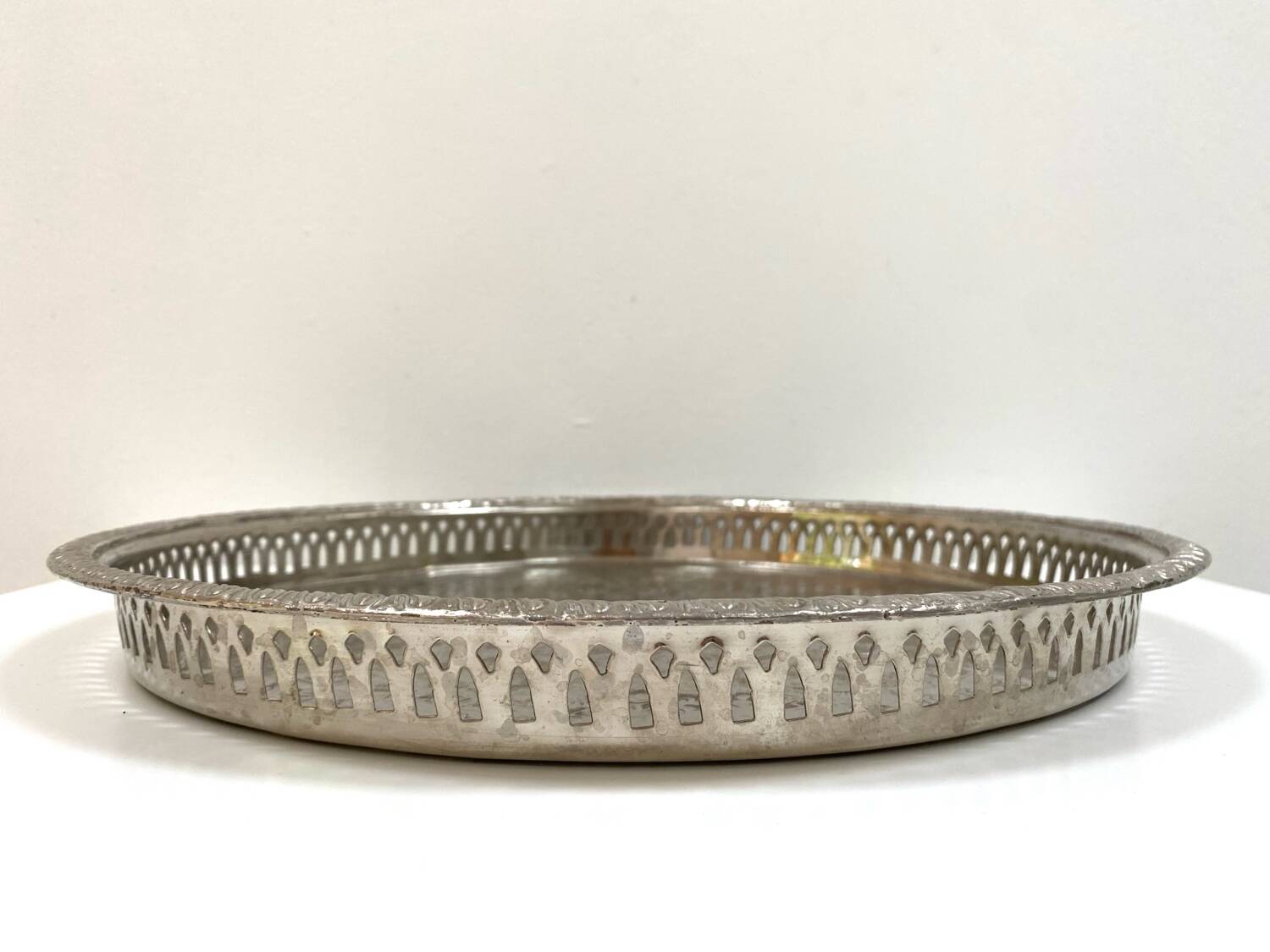 Grand plateau traditionnel oriental en métal argenté