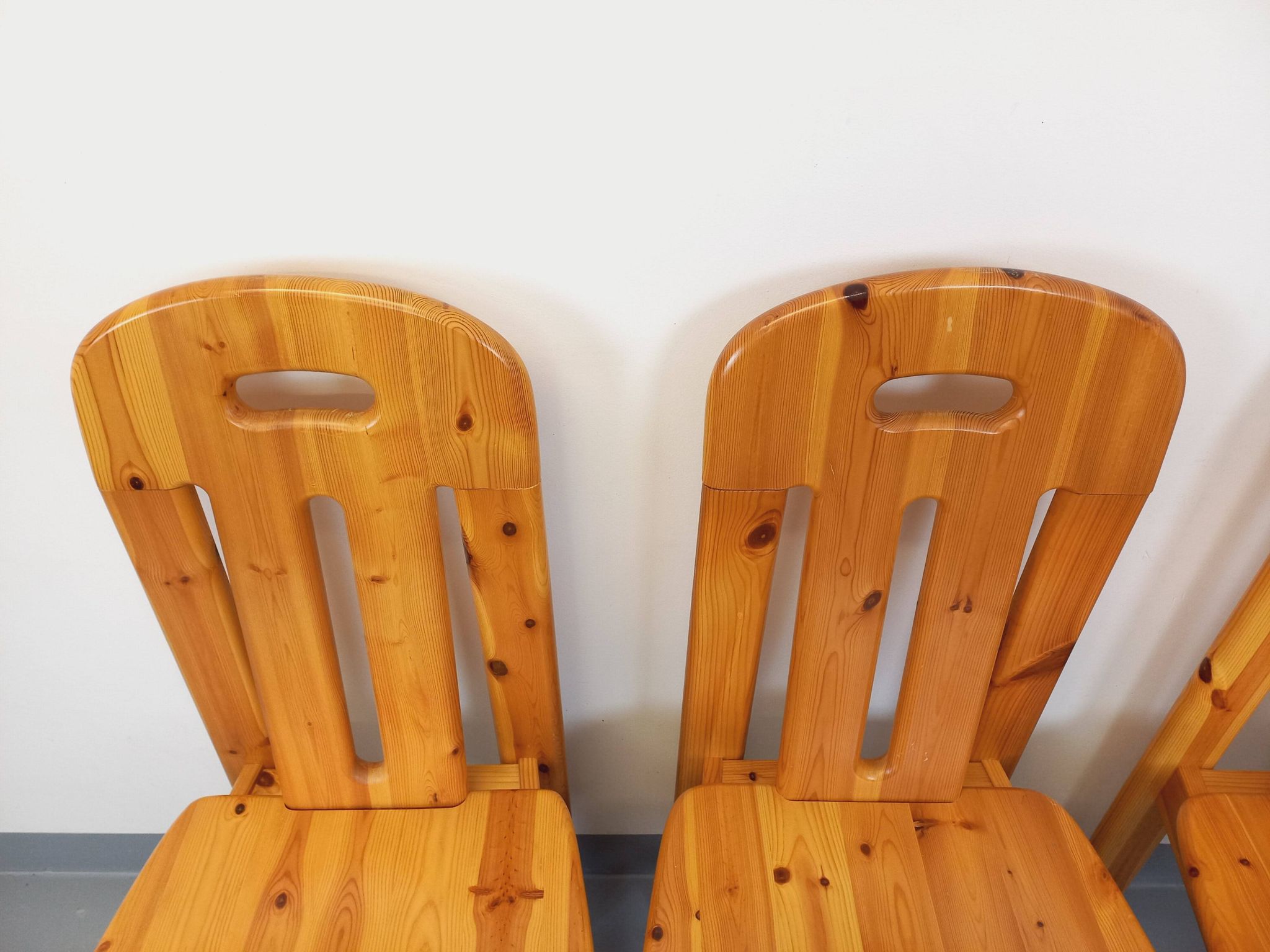 Suite de 4 chaises vintage en pin des années 70 80