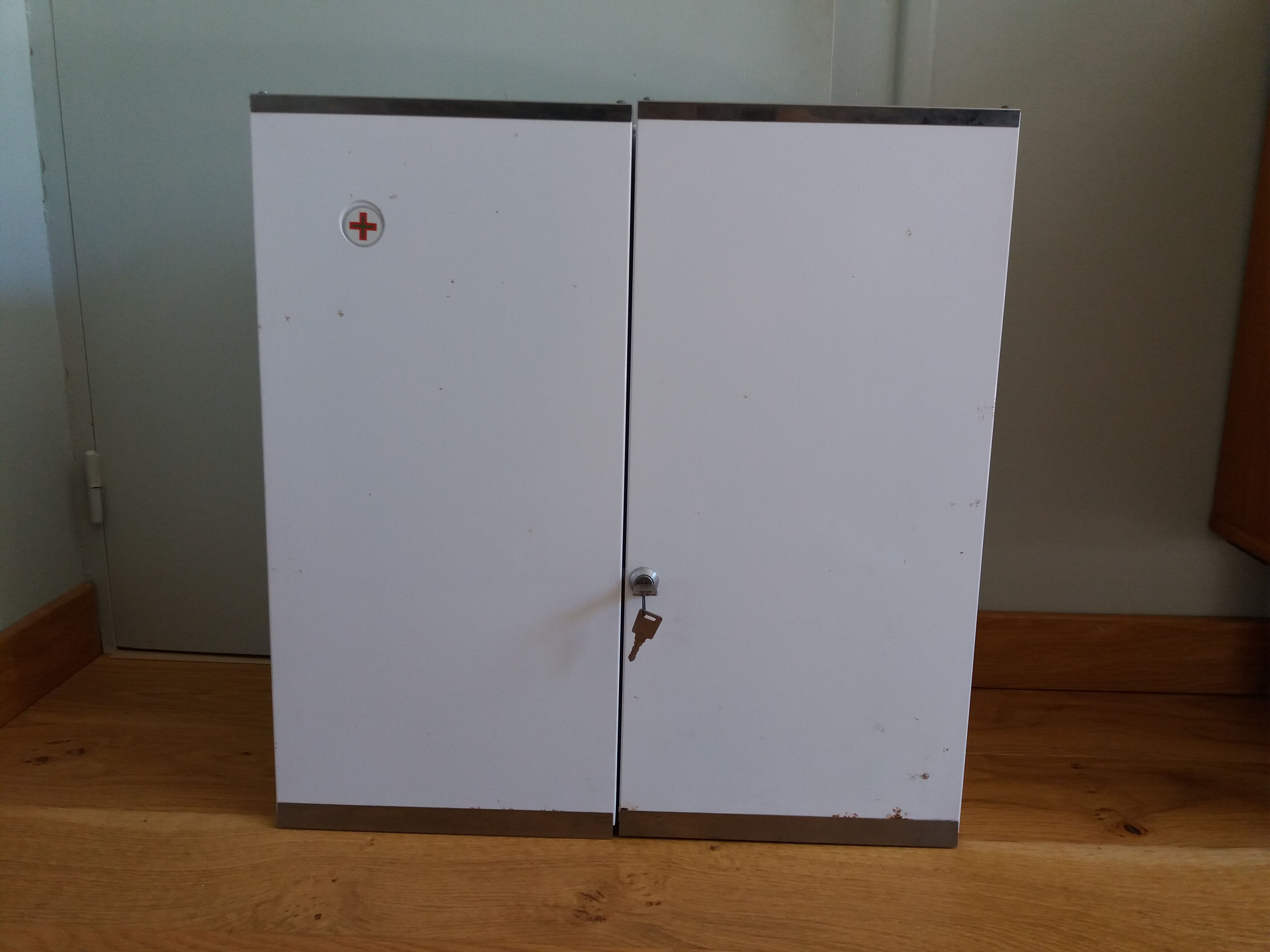 Armoire à pharmacie en métal laqué blanc