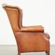 Fauteuil en cuir confortable et bien entretenu, fini avec des clous décoratifs de style anglais