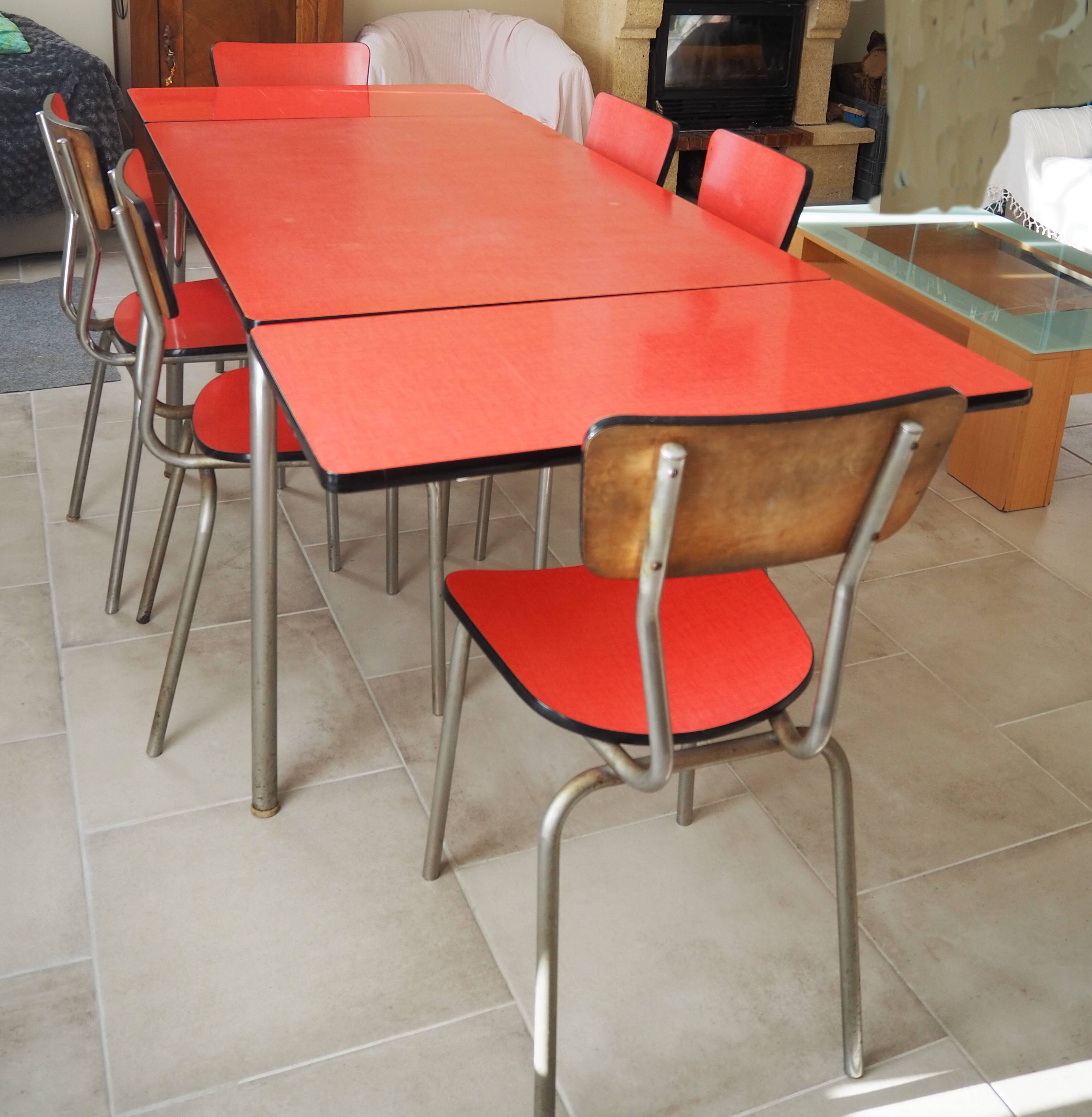 TABLE with two Italian EXTENSIONS and its 6 vintage CHAIRS of the 1970s in red color
