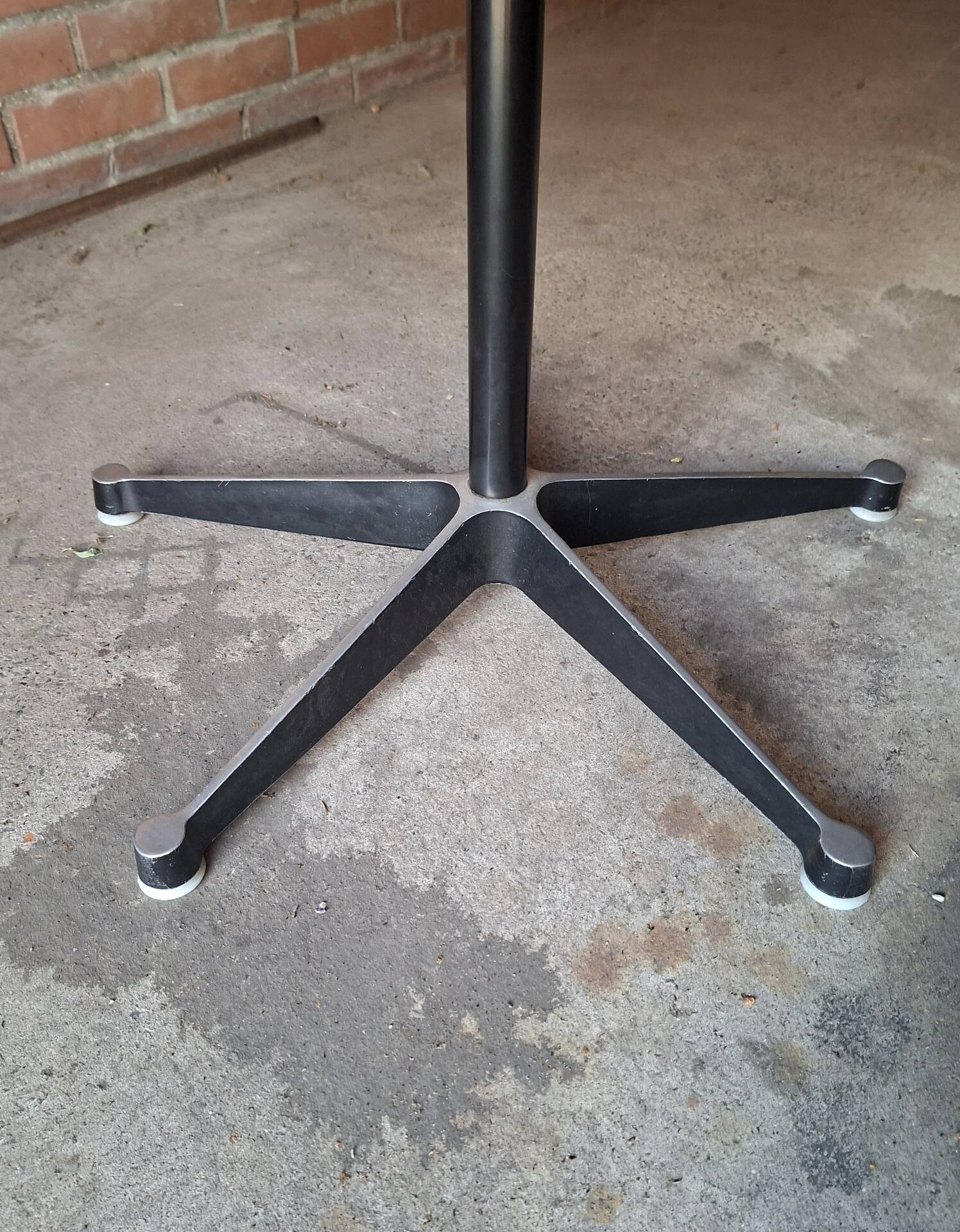 Table Eames 650