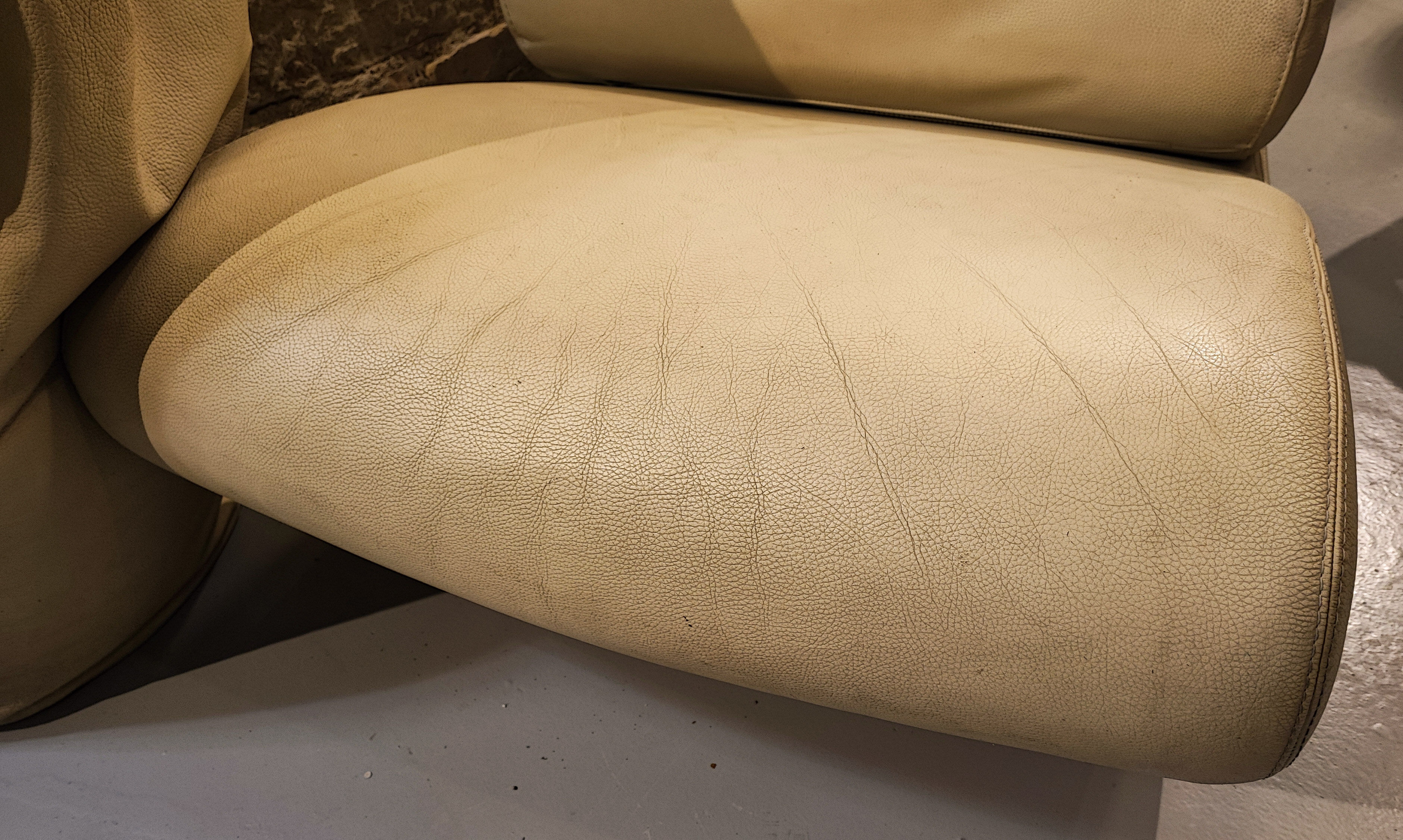 Armchair and footrest Comgule Roche Bobois leather