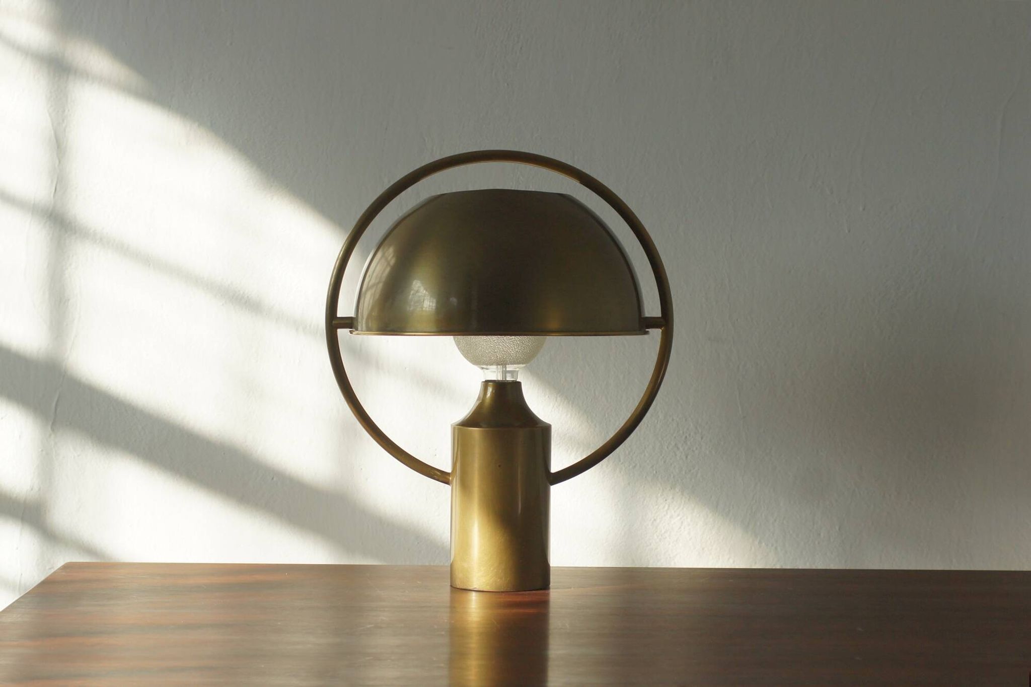 Lampe de table en laiton design Florian Schulz, années 1970.