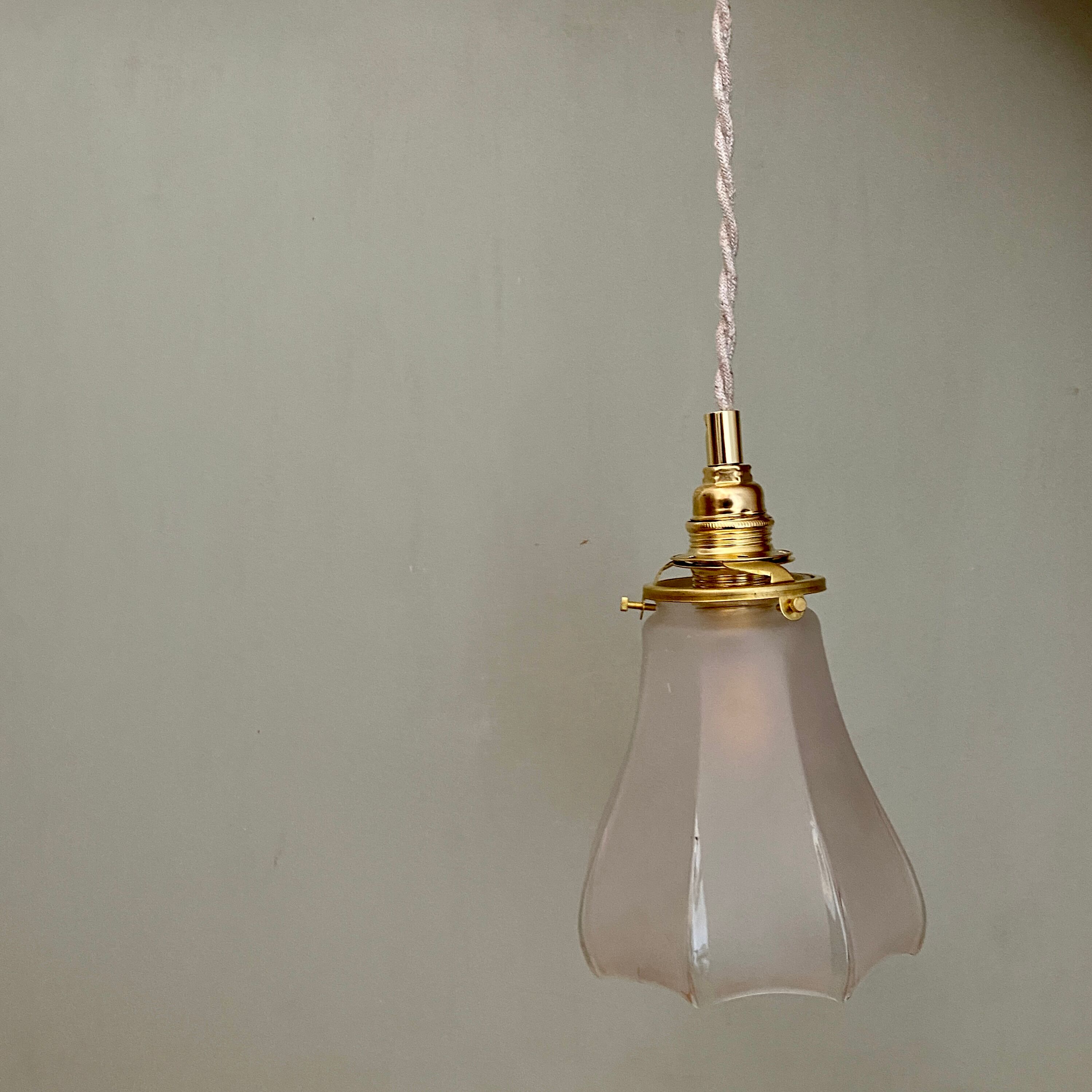 Vintage frosted glass tulip ride