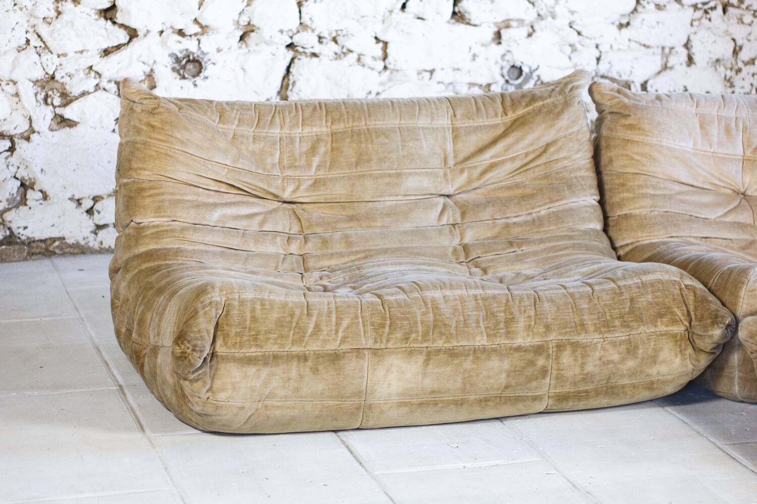 Canapé Togo 4 places en velours beige par Michel Ducaroy, Ligne Roset, 1973