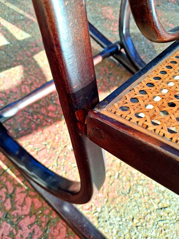 Fauteuil basculant dit rocking chair. Bois courbé et canage.