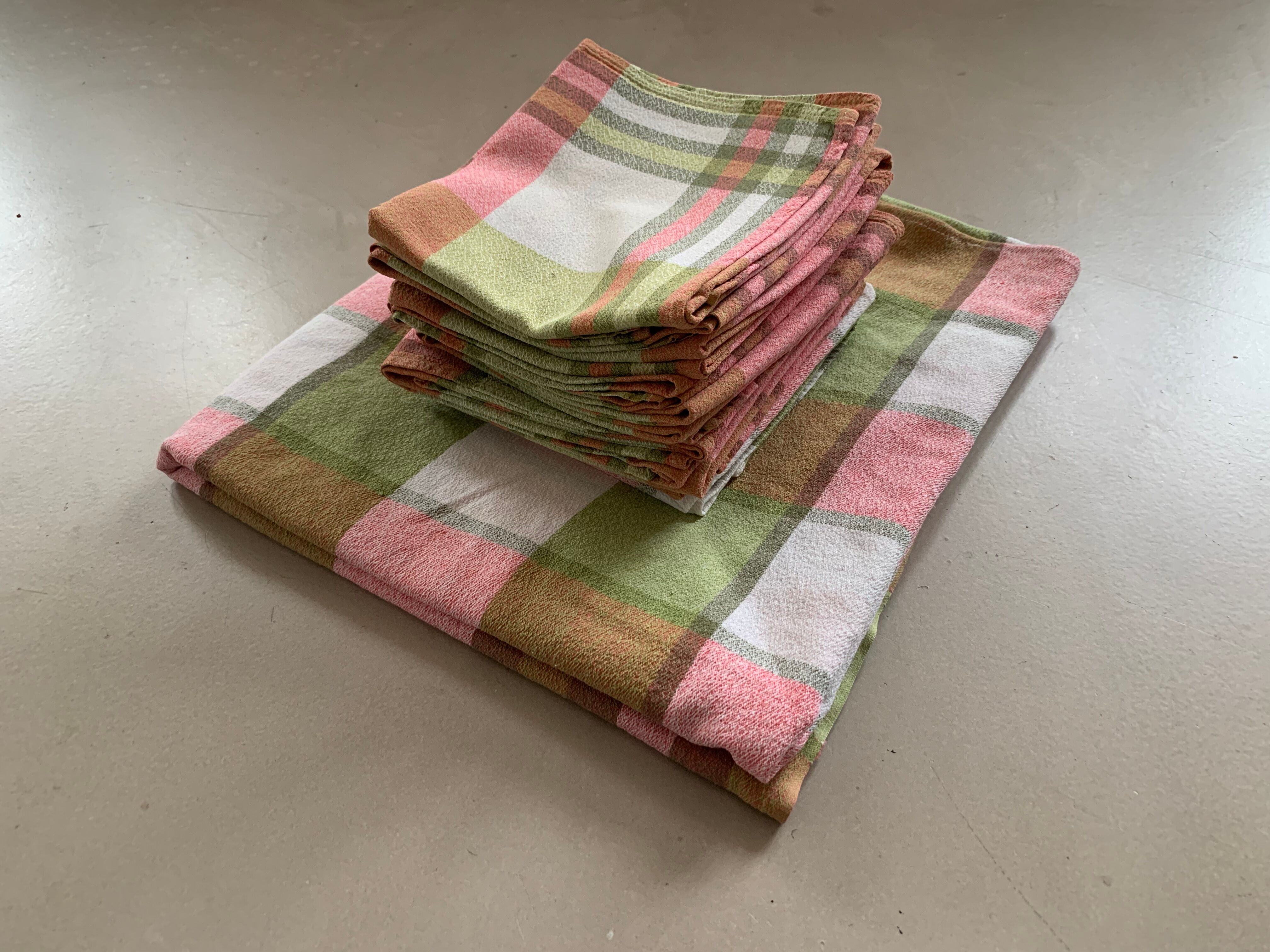 Lot 12 serviettes et nappe ancienne