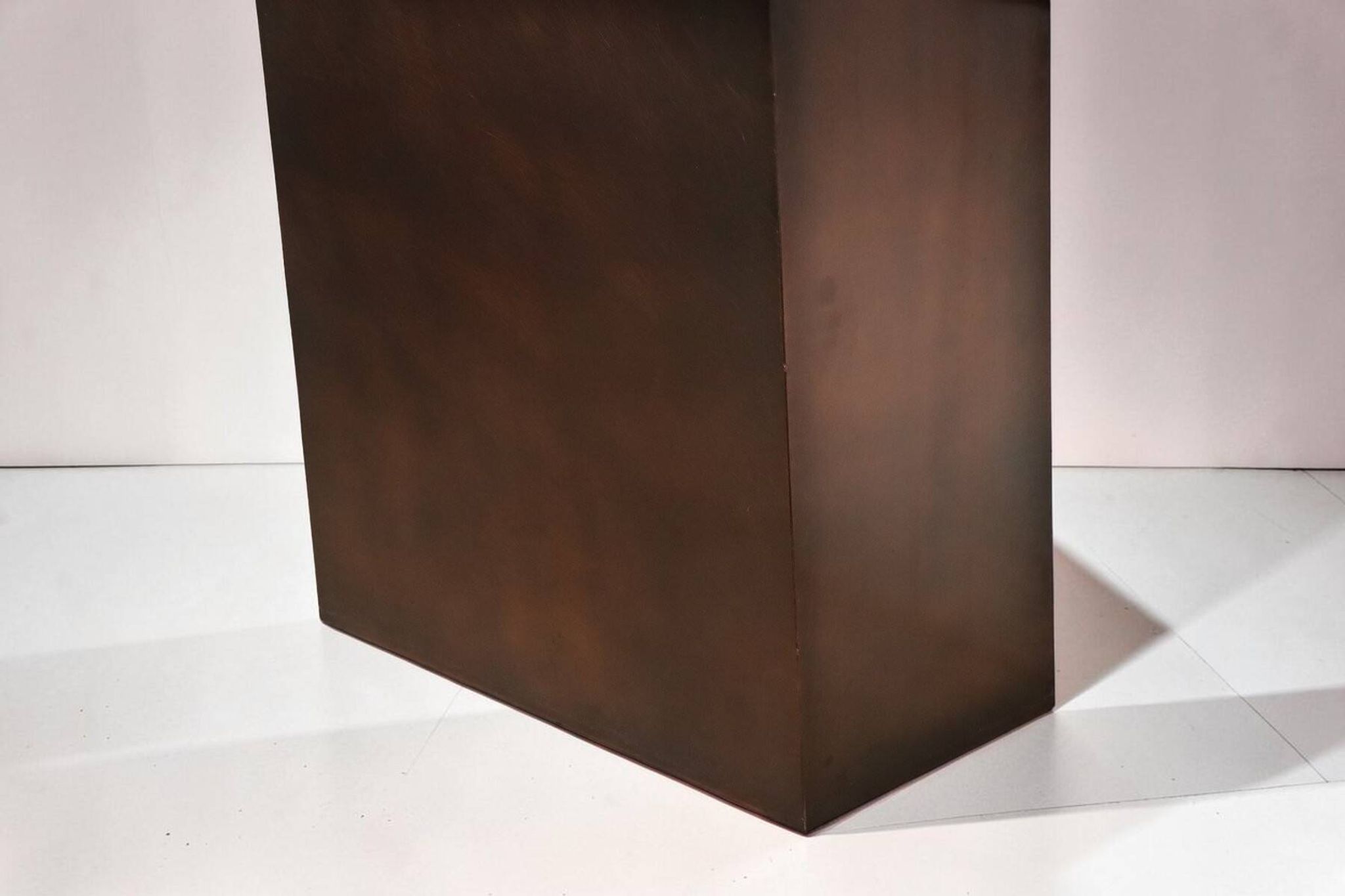 Console minimaliste en travertin et métal patiné — années 70