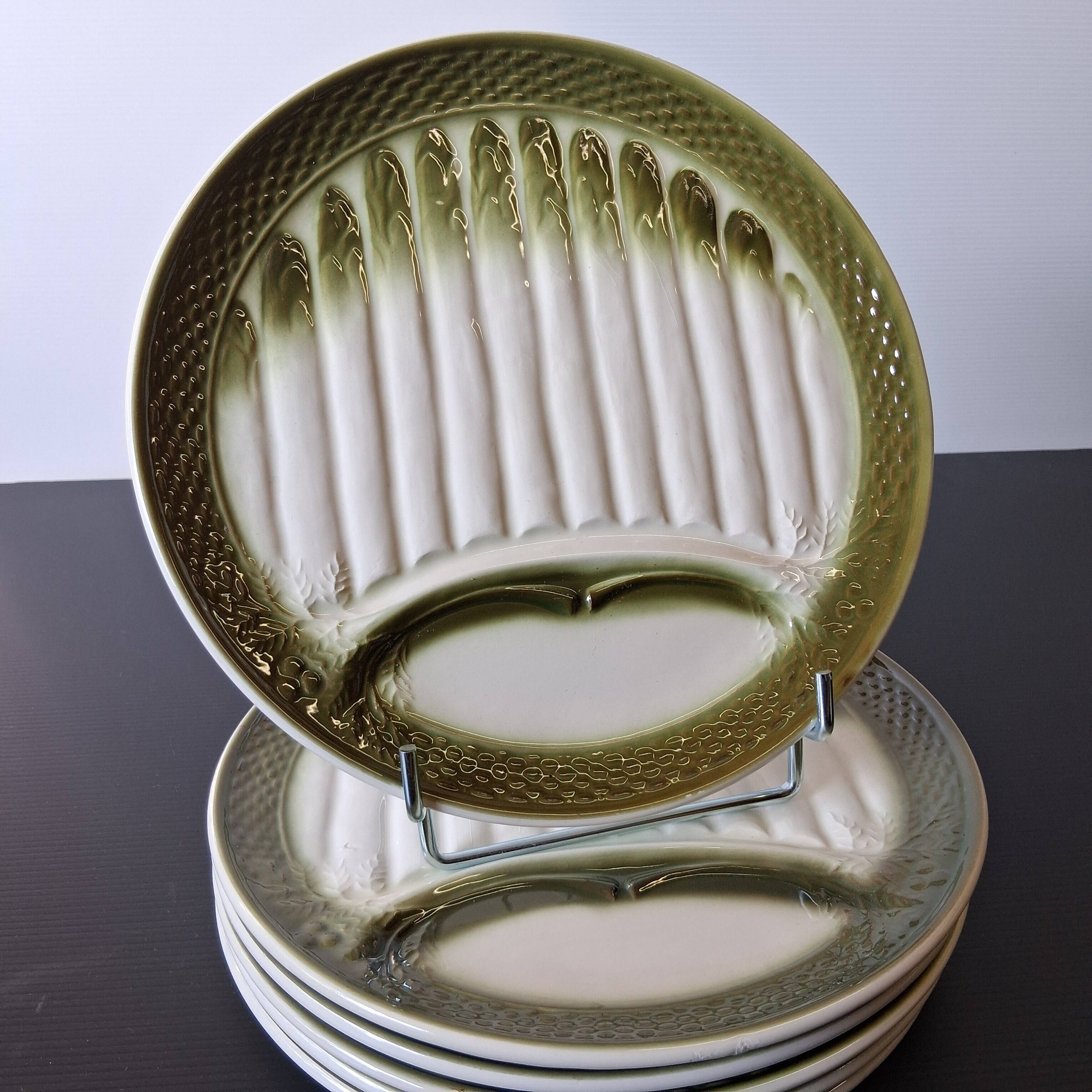 Very nice set of 6 asparagus plates and 2 ramekins in very good condition.