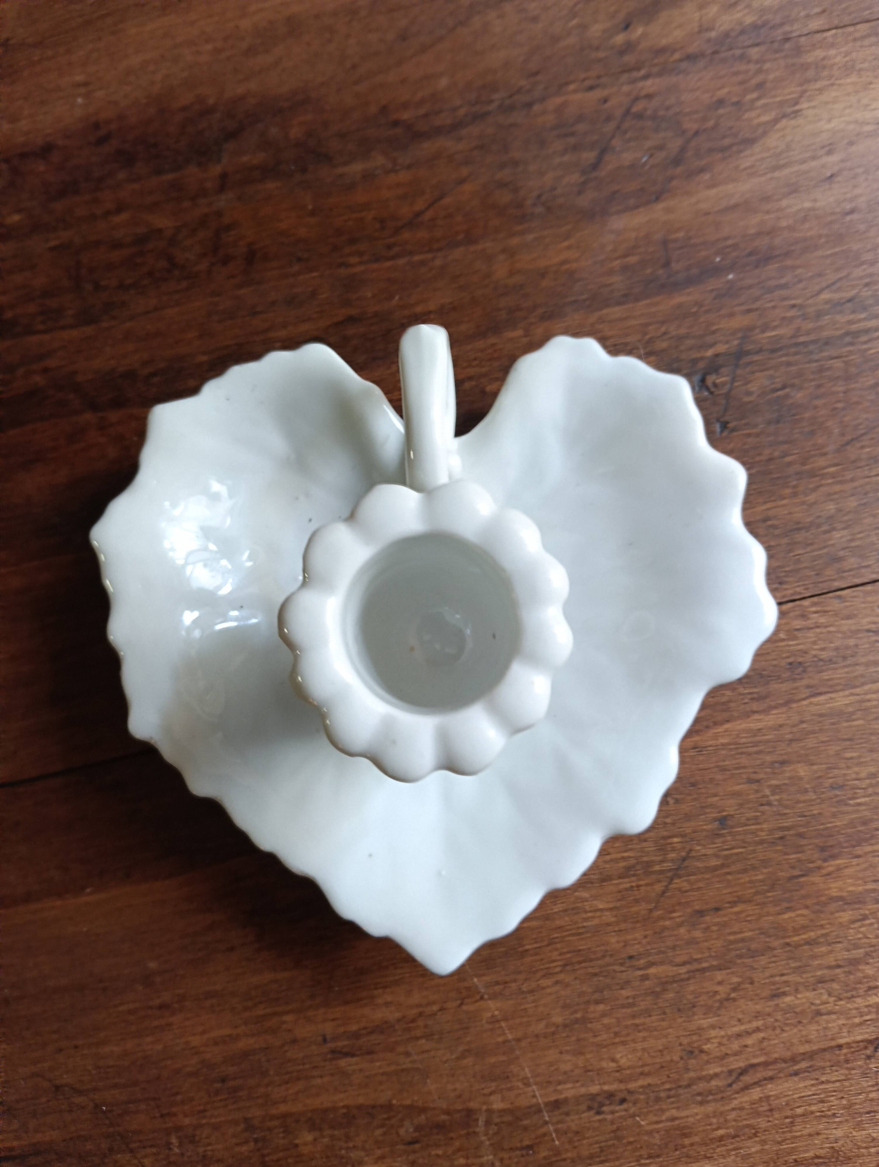 Night or hand-held porcelain candle holder in the shape of a leaf.