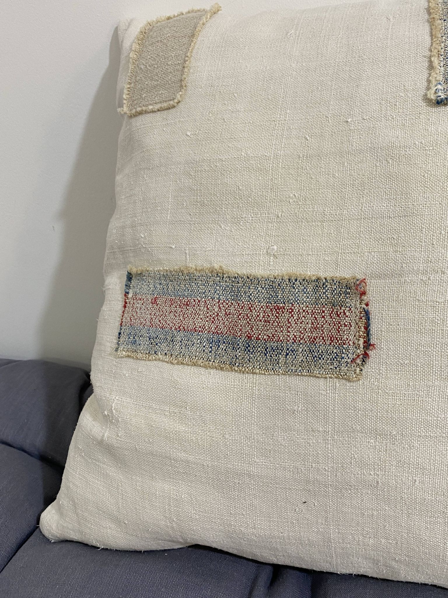 Coussin carré en toile ancienne style Kilim