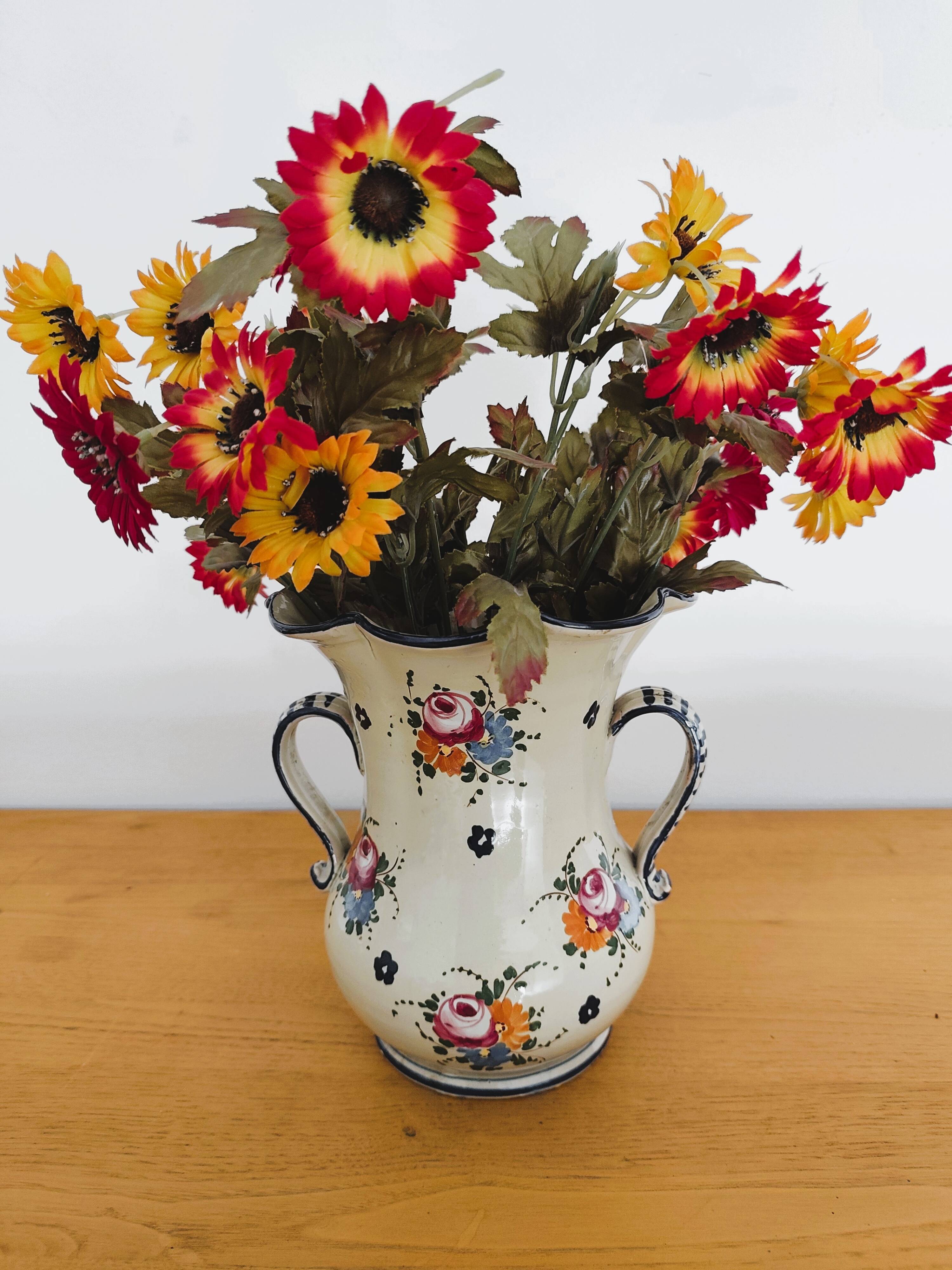 Antique vase in Italian ceramic with polychrome decoration.
