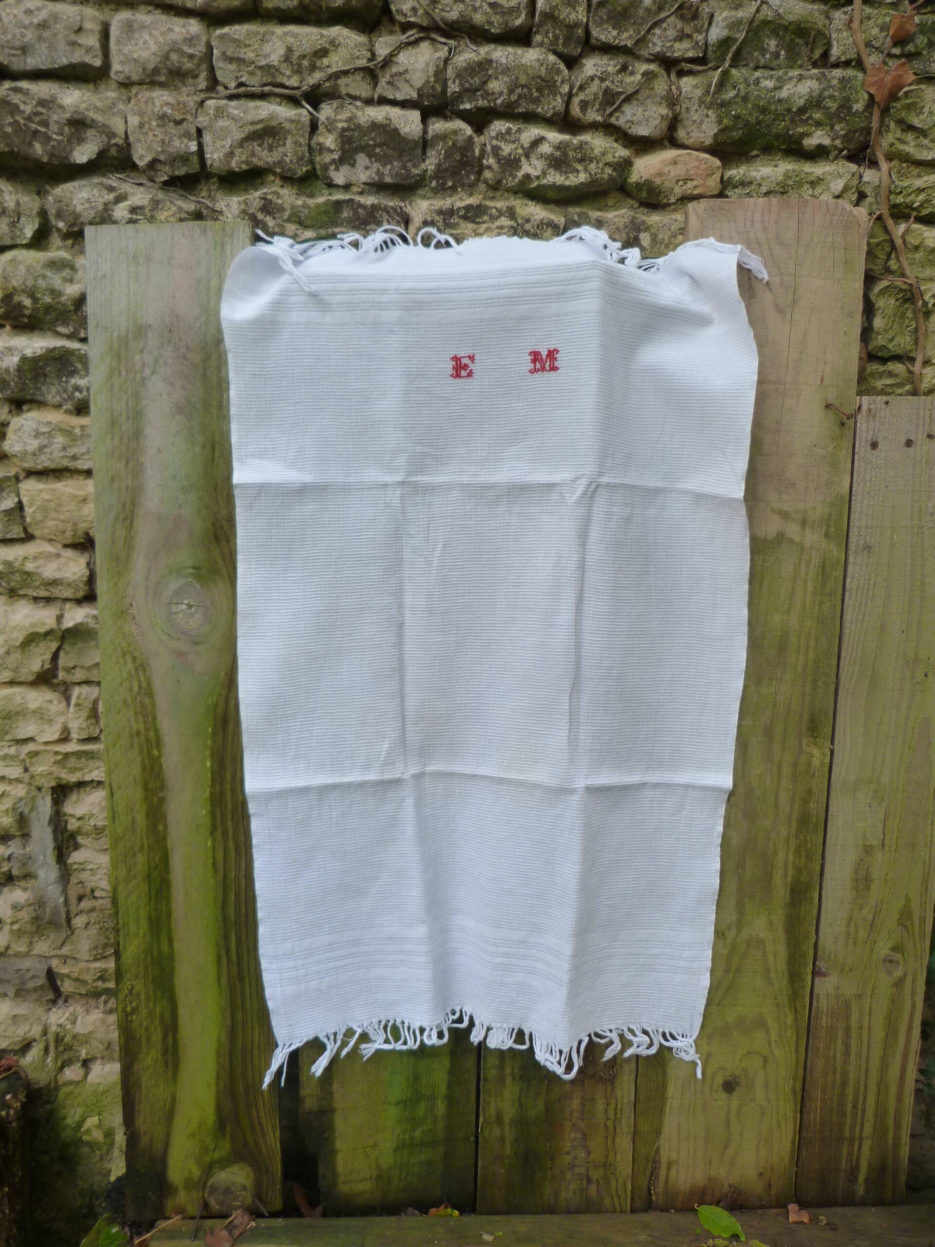 Old towel in white bee-niz cotton and red embroidery EM