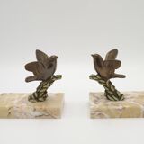 Paire de serre-livres Art déco français en étain représentant des oiseaux perchés sur une branche, socle en marbre