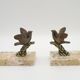 Paire de serre-livres Art déco français en étain représentant des oiseaux perchés sur une branche, socle en marbre
