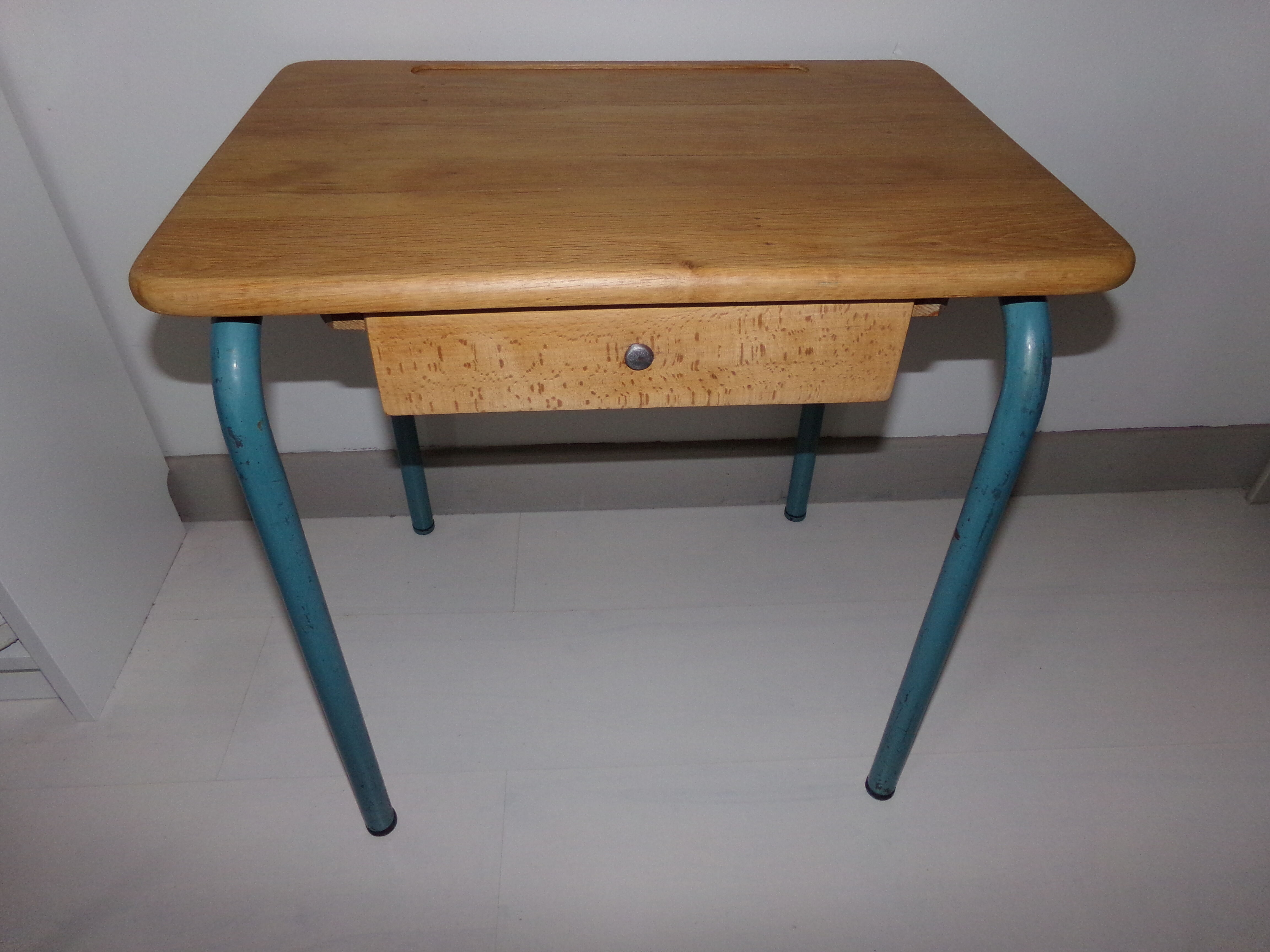 Pupitre de maternelle et sa chaise de la marque Luterma