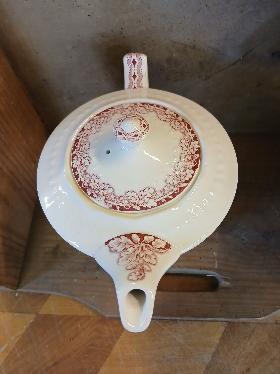 Antique coffee pot in Maastricht faience.