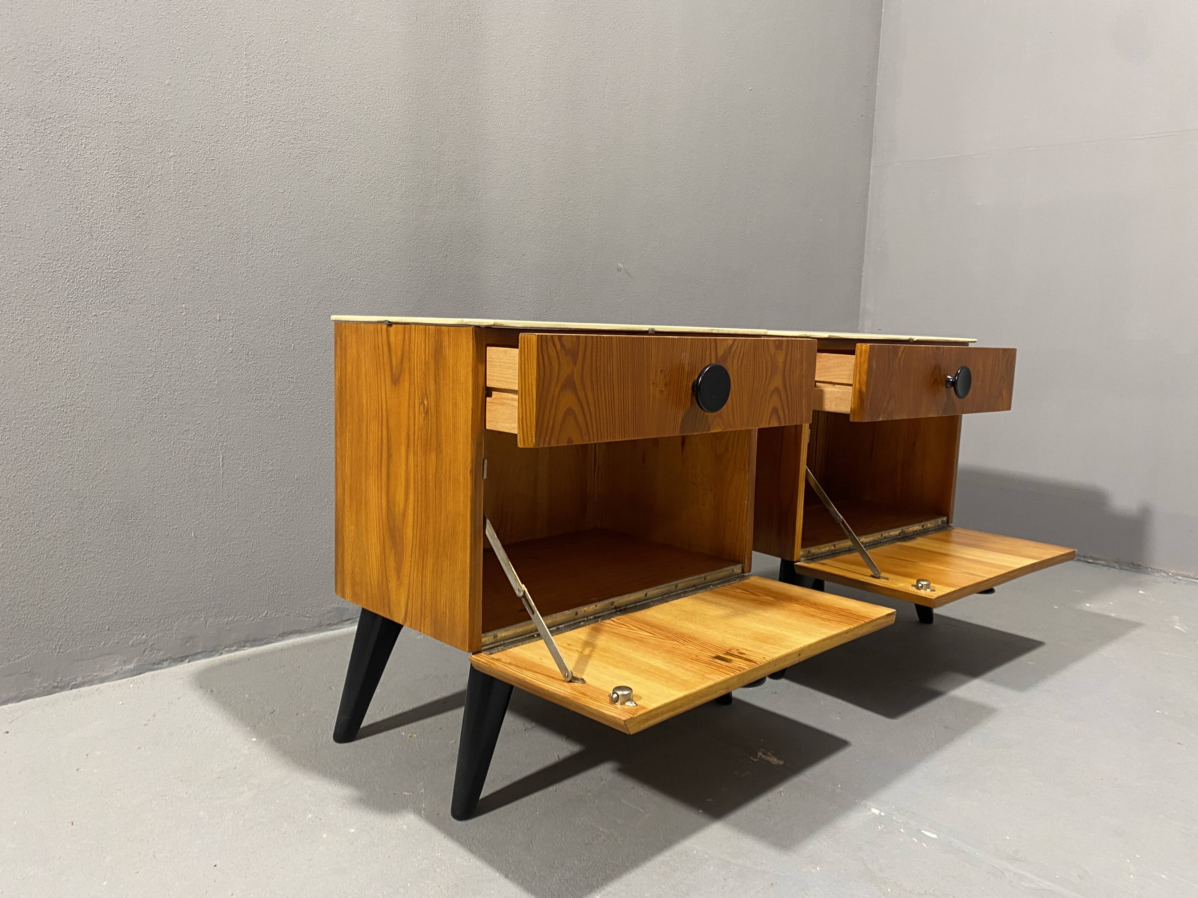 Tables de nuit entièrement restaurées par Jindřich Halabala pour ÚP Závody, années 1950, Tchécoslovaquie