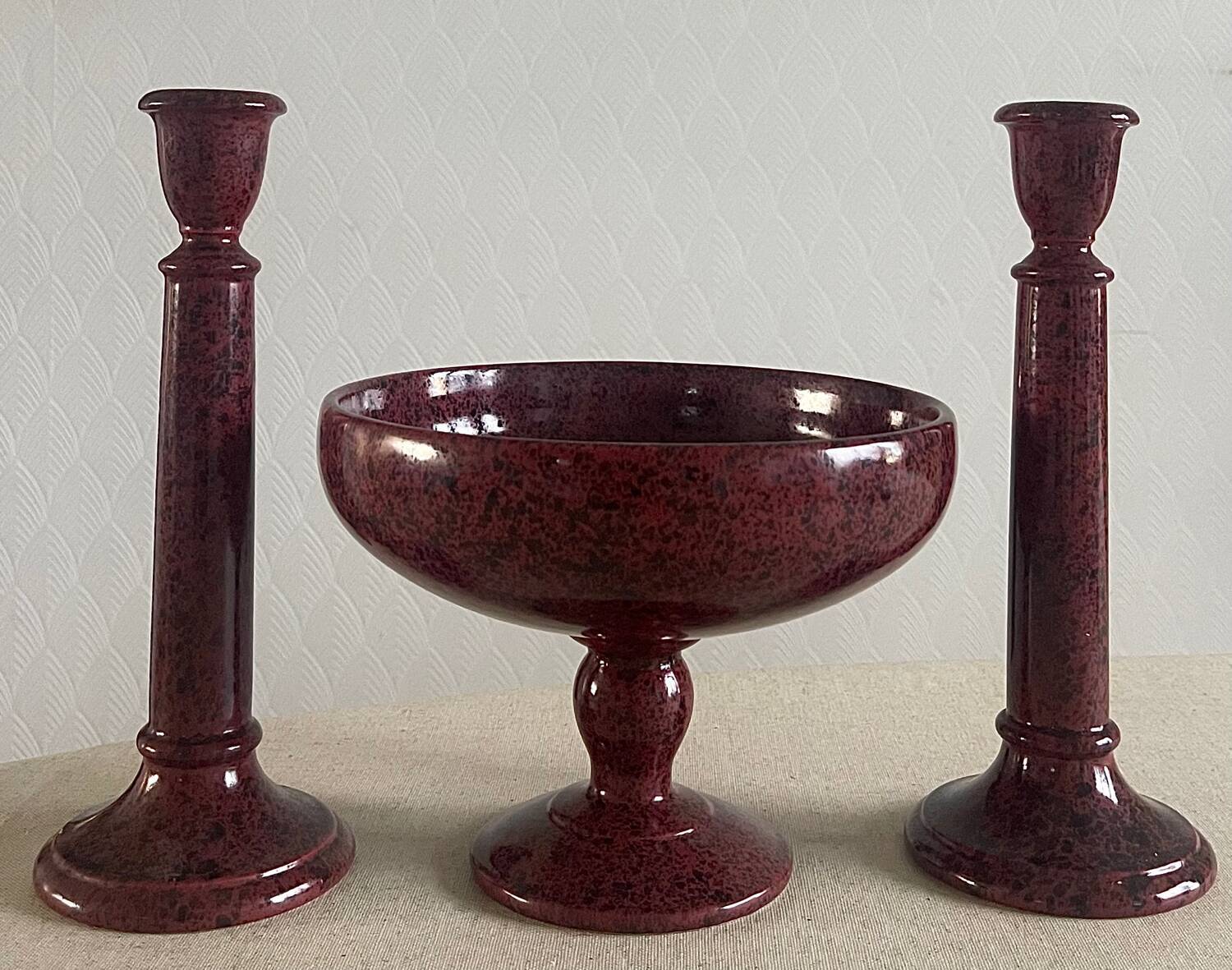 Candlesticks and bowl in speckled ceramic.