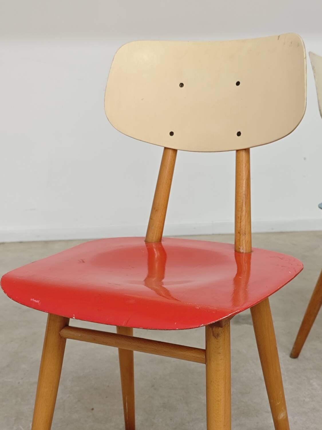Paire de chaises bois TON Bystrice Thonet rouge et bleu