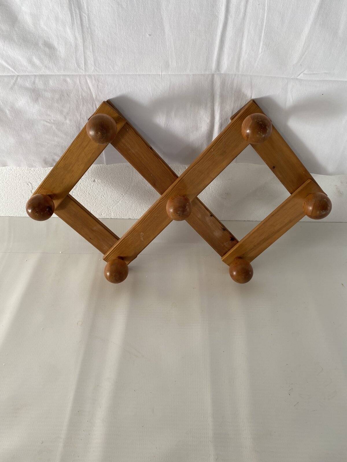 Foldable ball coat rack made of fir wood.
