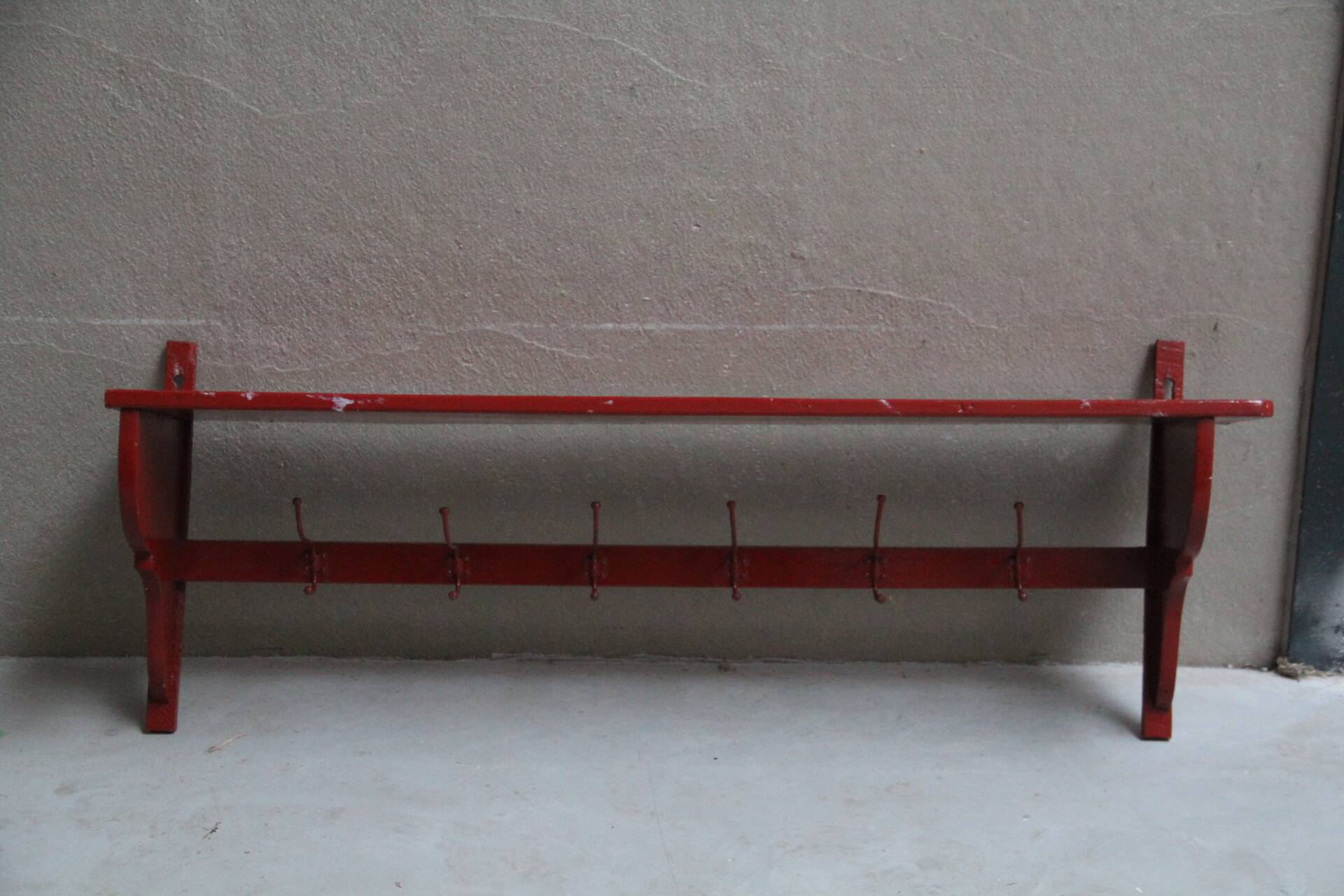 Ancienne étagère d'atelier avec 6 patères