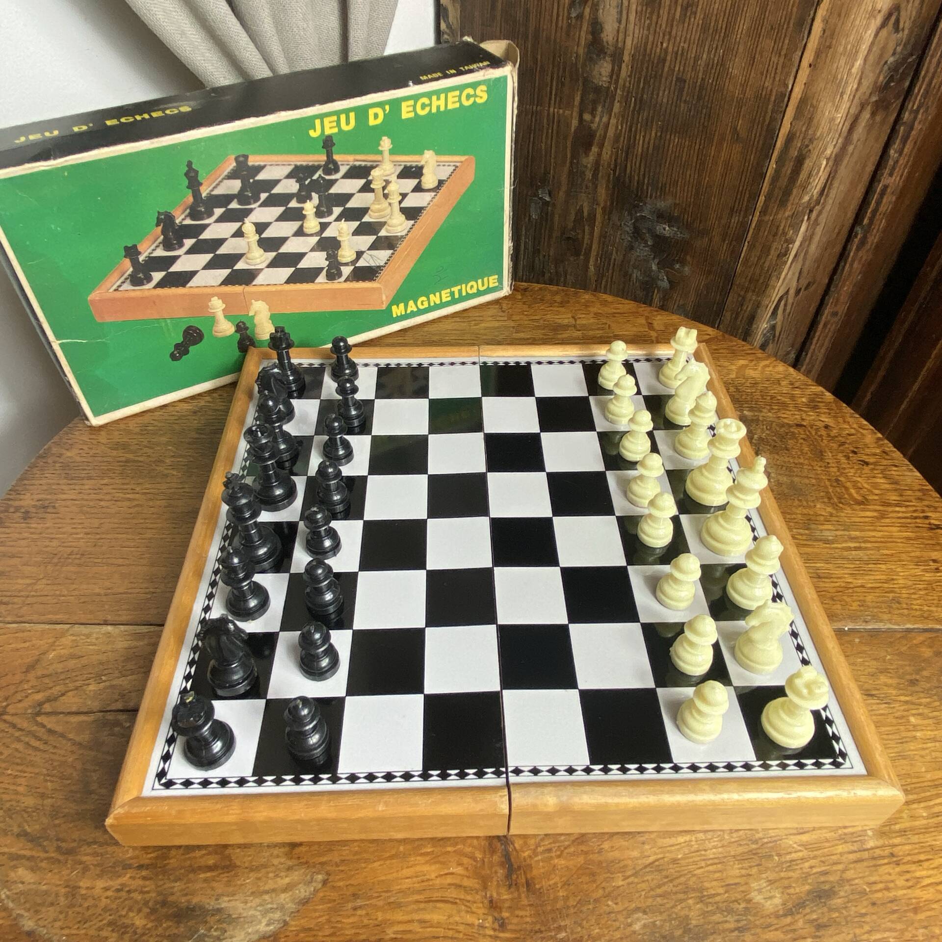 Magnetic and foldable chess set