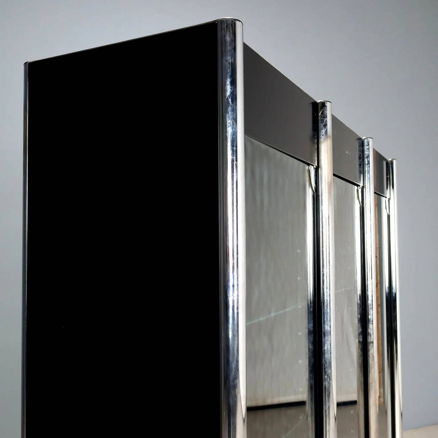 Vitrine vintage en métal chromé et verre fumé, design années 1970
