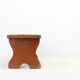 Tabouret bas rustique français en bois peint en terre cuite, années 1890.