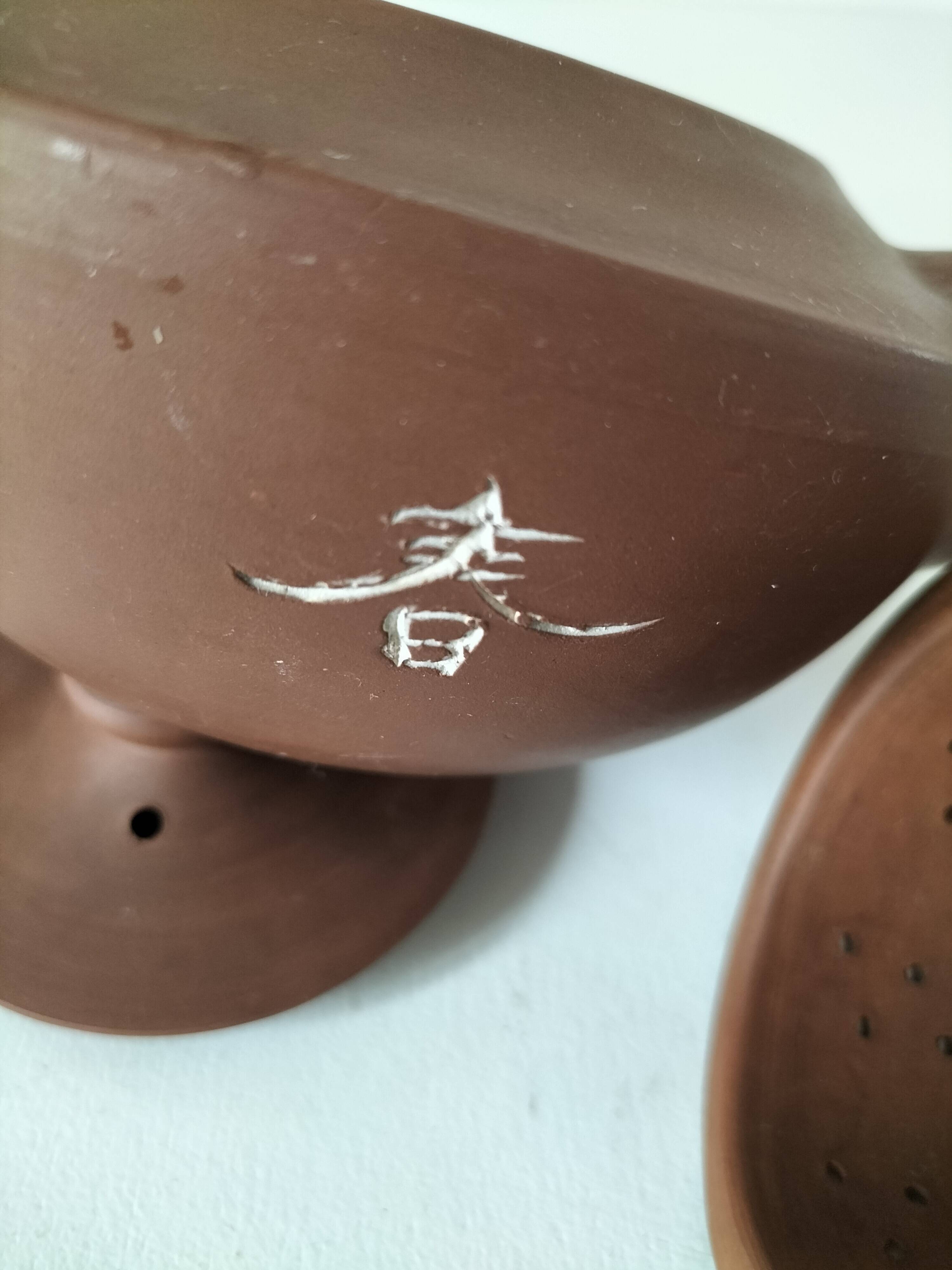 Japanese teapot in red clay engraved with integrated filter.