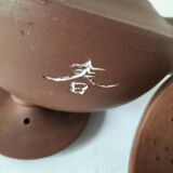 Japanese teapot in red clay engraved with integrated filter.