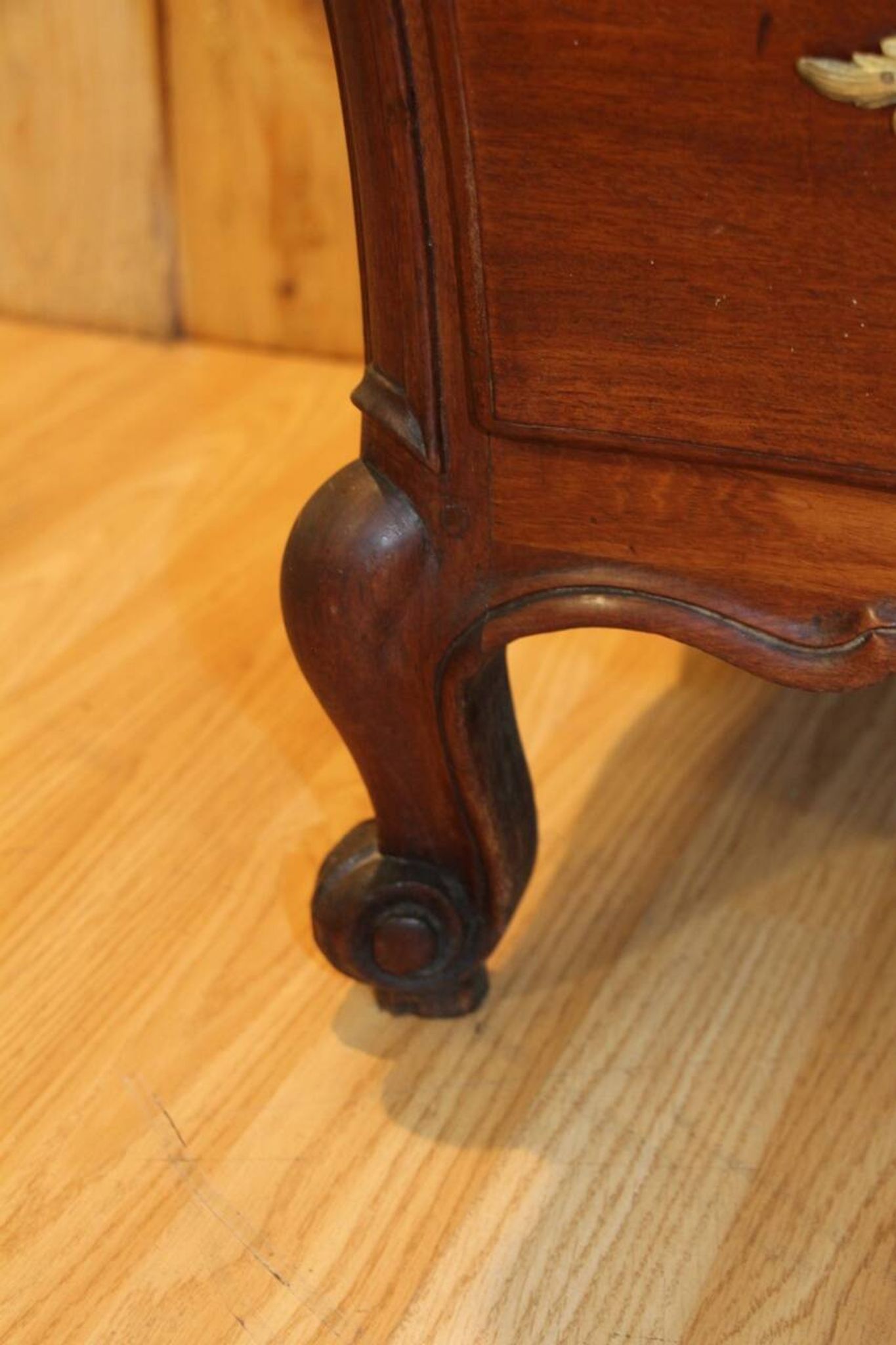 Commode tombeau début XVIIIème en acajou , travail de port