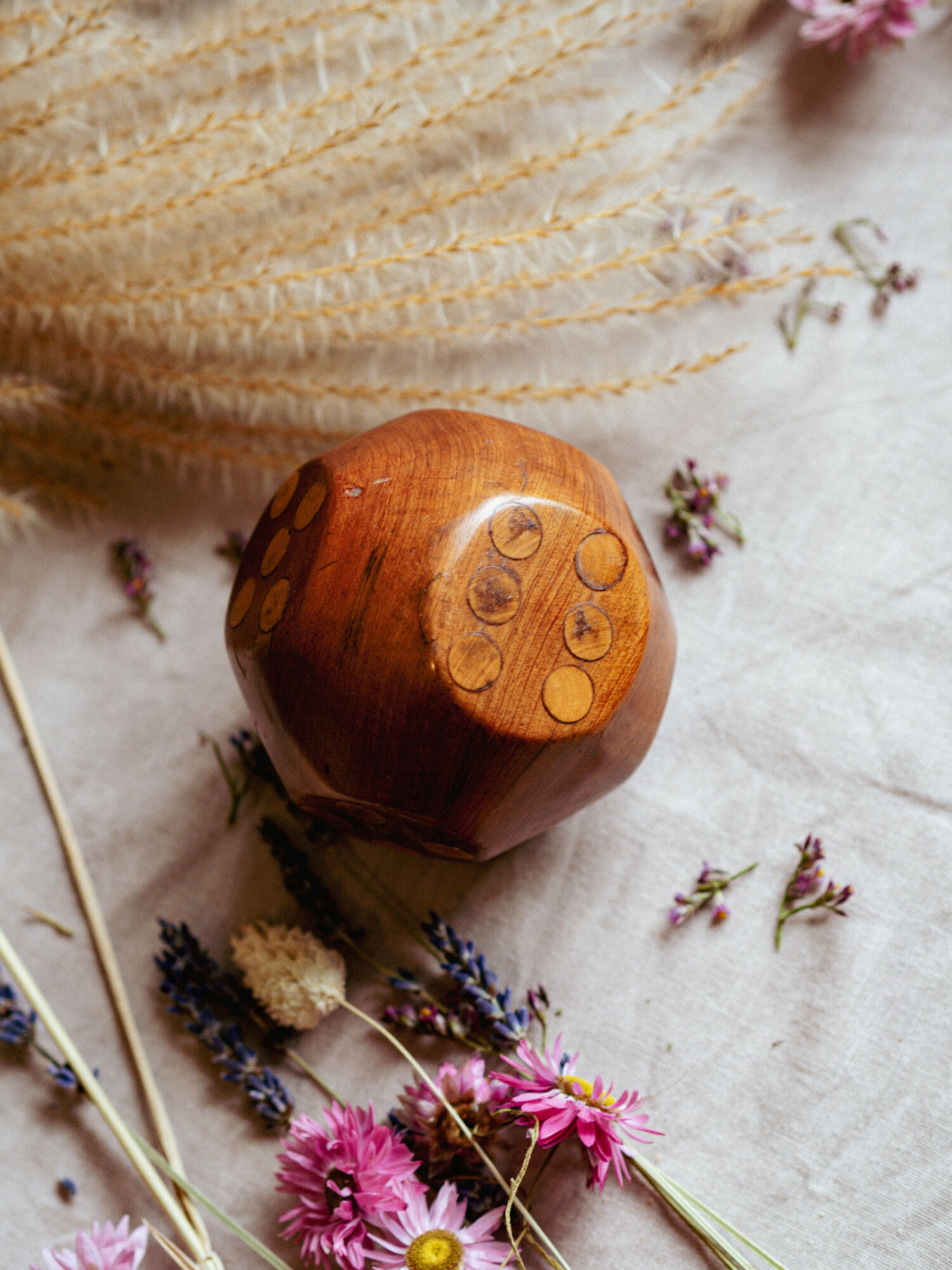 Dé en bois décoratif