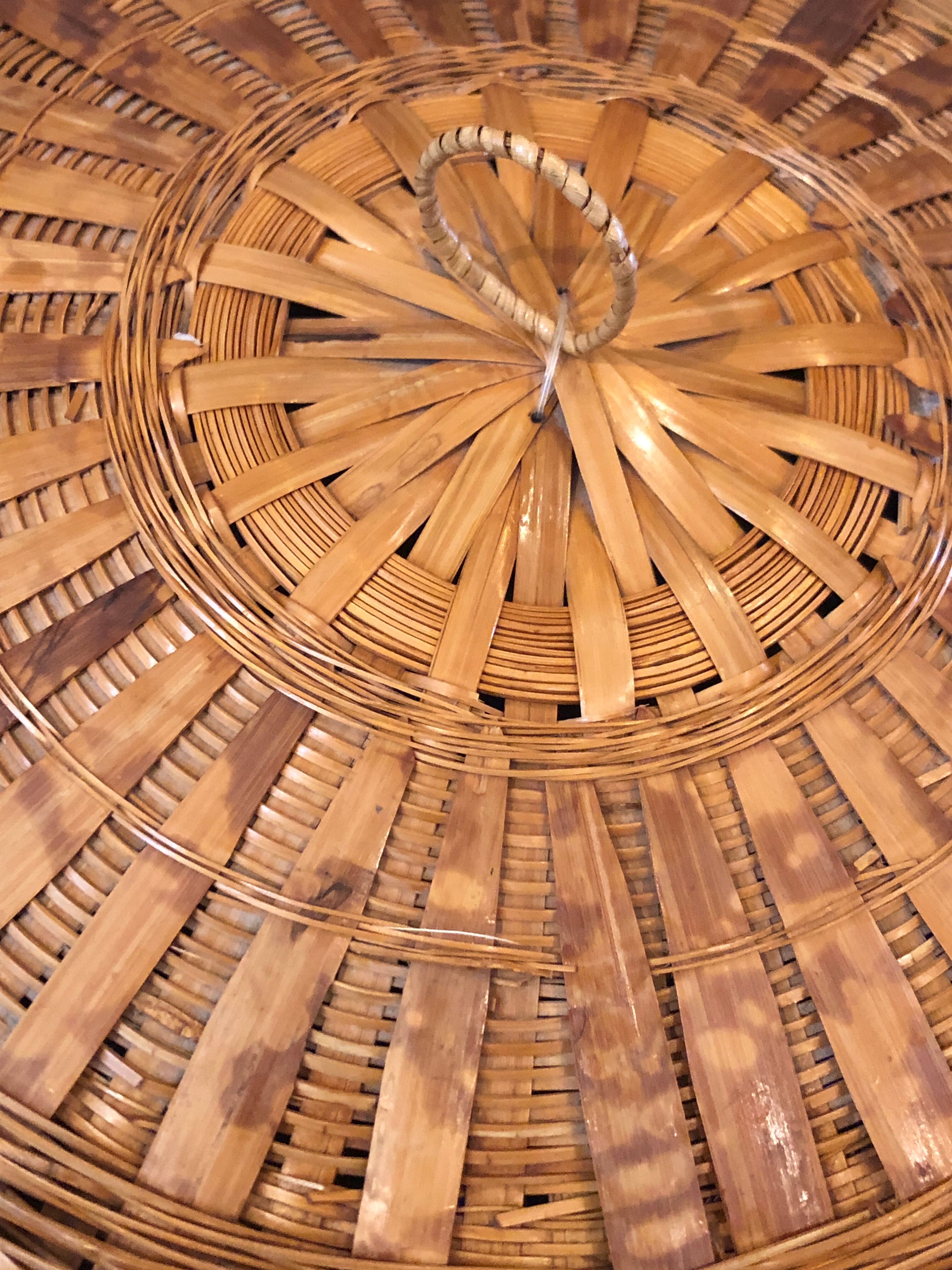 Wicker basket with lid