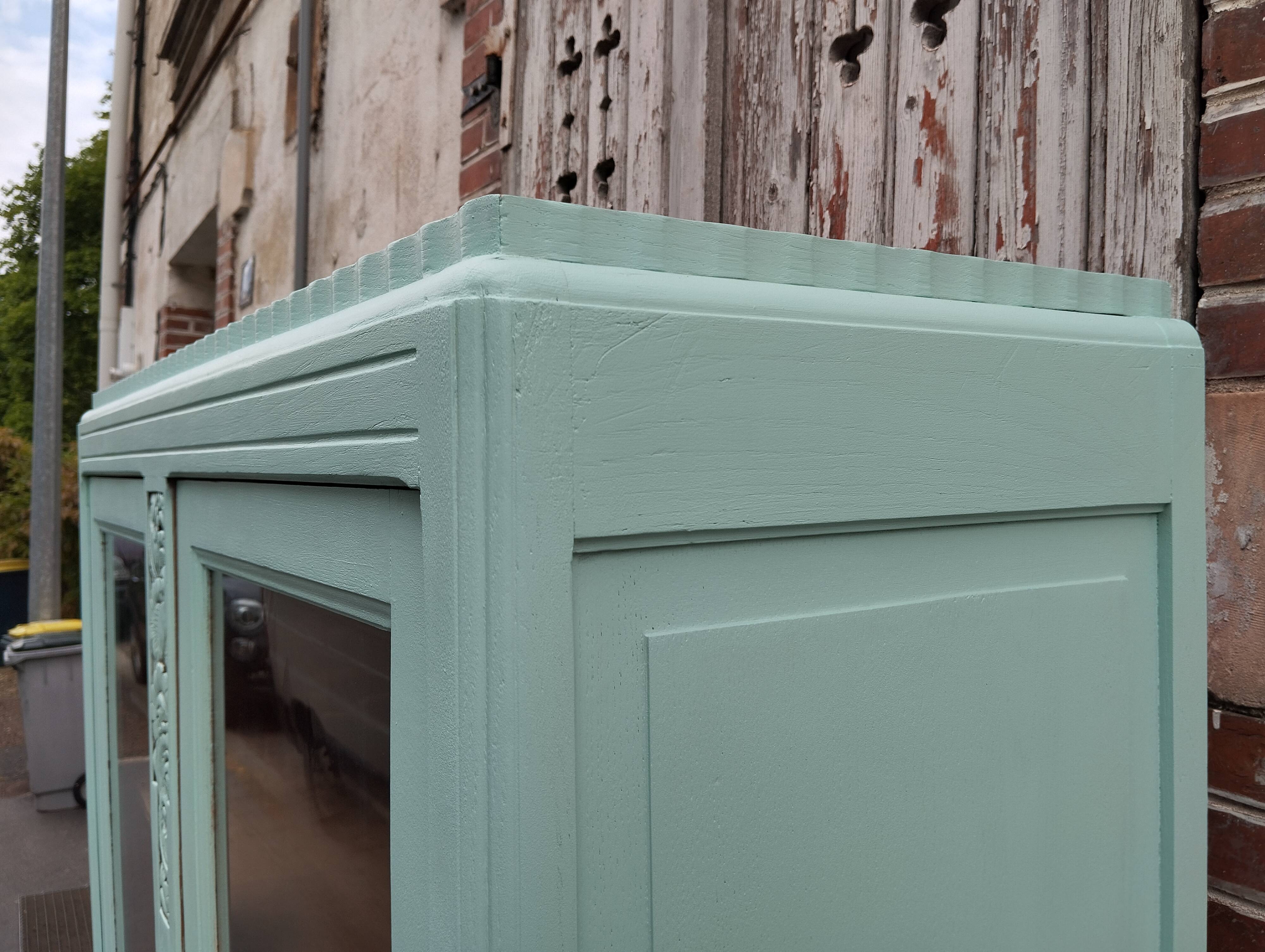 Parisian showcase cabinet year 30