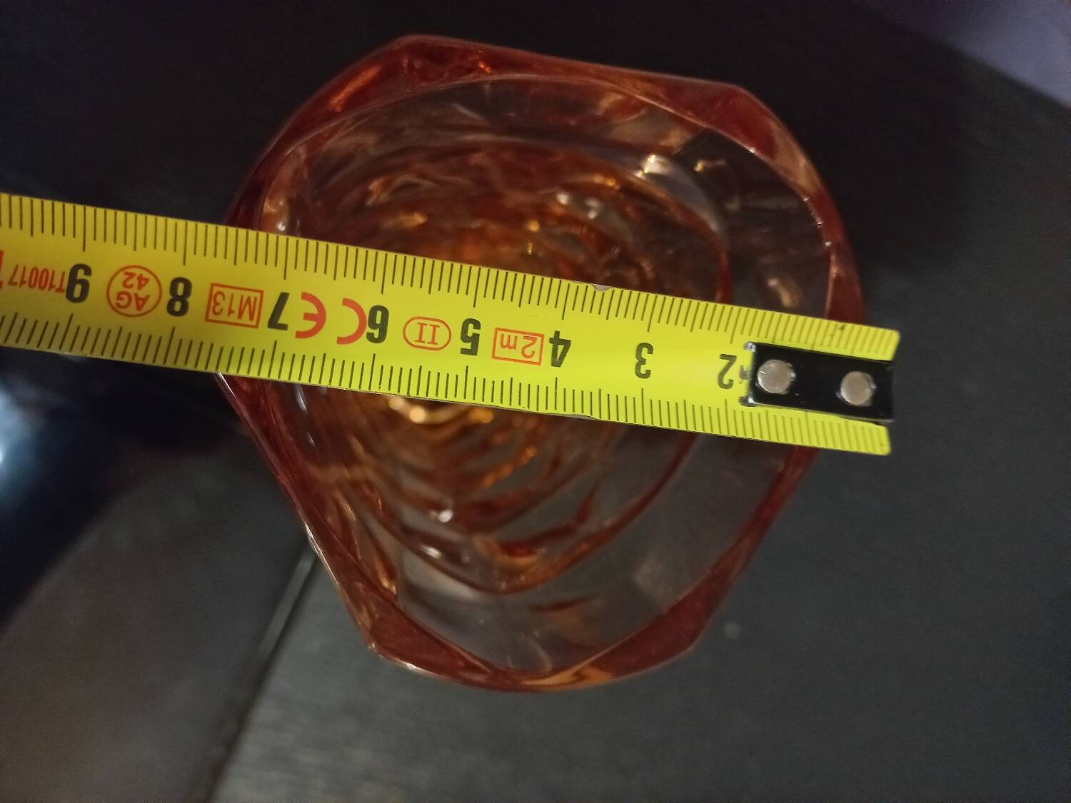 Vase en verre rose
